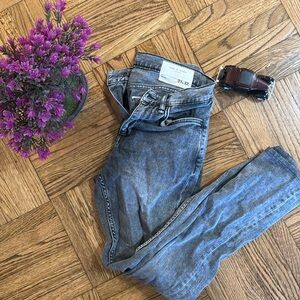 Rag & Bone
Color: Harley 
31 W x 30 L
Excellent Condition + Washed 
Fit 1